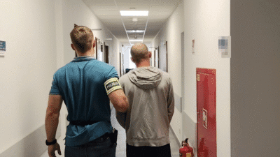 Bir is arkadasini birkac kez bicaklamis ve kacmistir fail cinayete tesebbusle suclandi 9248