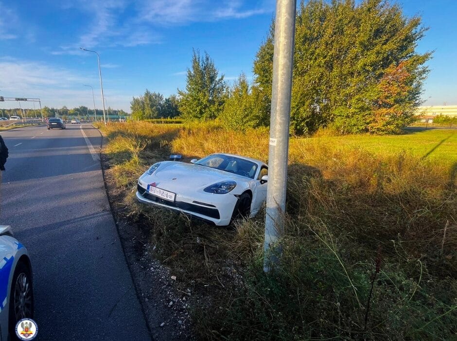 Bir kadın yolcunun önünde hava atmak istemiş. 5,000 para cezası ve 10 ceza puanı aldı. 1 Bir kadin yolcunun onunde hava atmak istemis 5 000 para cezasi ve 10 ceza puani aldi 11790