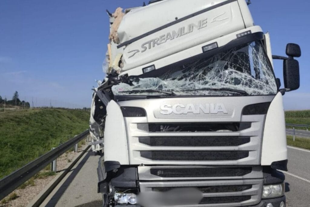 bir kamyon soforunun karistigi olumcul kaza muhtemelen lastik degistiriyorlardi 12190