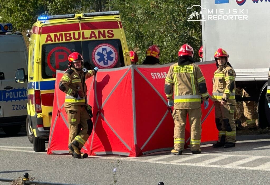 Bir kamyon sürücüsü yere yığıldı ve bir setin içine girdi. Yeniden hayata döndürüldü. 1 Bir kamyon surucusu yere yigildi ve bir setin icine girdi yeniden hayata donduruldu 10001