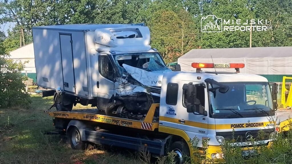 Bir kamyonet surucusu s17 de u donusu yaparken dusmustur boyle bir baska olay 9848