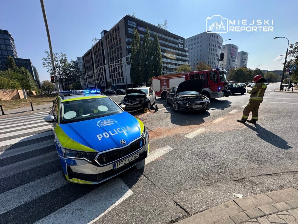 bir kavsagin ortasinda carpisma her iki surucu de yesil isik yandigini iddia ediyor 10055