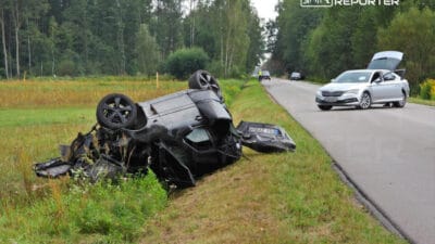 Bir mercedes hendege girdi bir menfeze carpti ve takla atti surucu ve 4 yasindaki bir cocuk aractan dustu 9533
