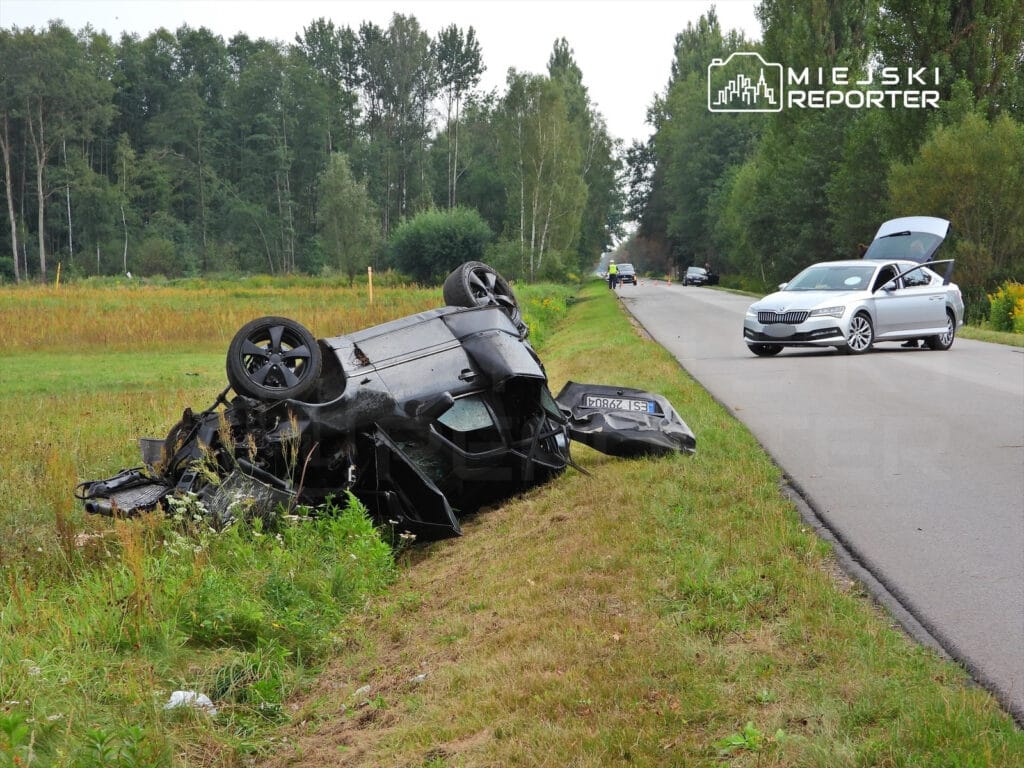 bir mercedes hendege girdi bir menfeze carpti ve takla atti surucu ve 4 yasindaki bir cocuk aractan dustu 9533
