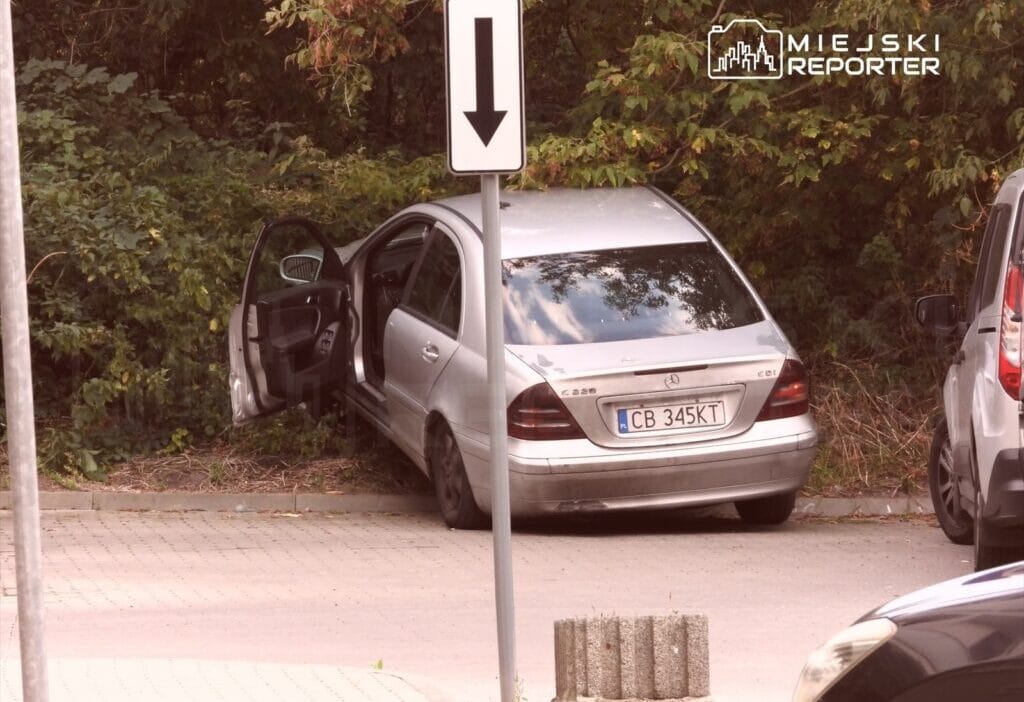 Bir mercedes'in direksiyonuna geçen 19 yaşındaki çeçen bir adam polis memurlarından kaçmaya çalıştı. Başarısız oldu 1 Bir mercedes in direksiyonuna gecen 19 yasindaki cecen bir adam polis memurlarindan kacmaya calisti basarisiz oldu 9644