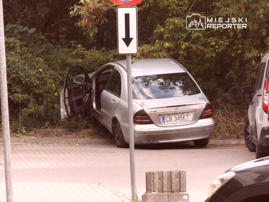 bir mercedes in direksiyonuna gecen 19 yasindaki cecen bir adam polis memurlarindan kacmaya calisti basarisiz oldu 9644