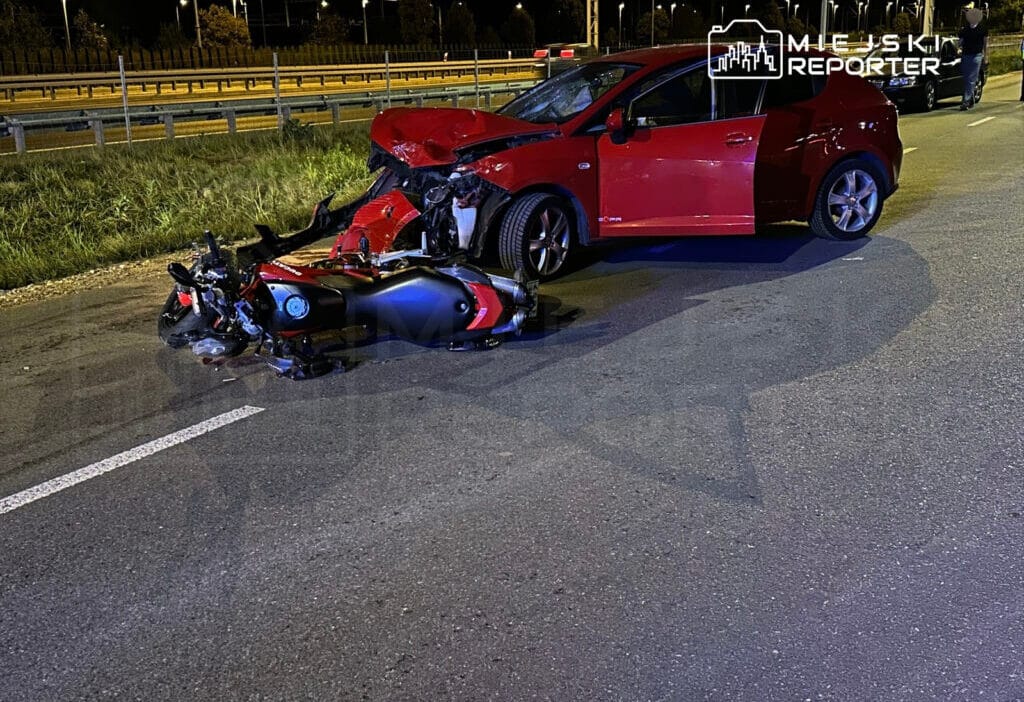 Bir motosiklet surucusu ile bir otomobil kafa kafaya carpisti sokak kapandi 11304