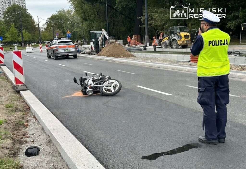 Bir motosiklet surucusu yeniden insa edilmekte olan marsza kowska caddesi nde bir yayaya carpti cadde trafige kapatildi 11808