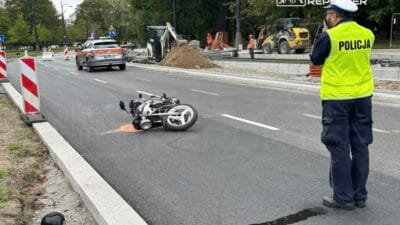 Bir motosiklet sürücüsü, yeniden inşa edilmekte olan marszałkowska caddesi'nde bir yayaya çarptı. Cadde trafiğe kapatıldı 2 Bir motosiklet surucusu yeniden insa edilmekte olan marsza kowska caddesi nde bir yayaya carpti cadde trafige kapatildi 11808