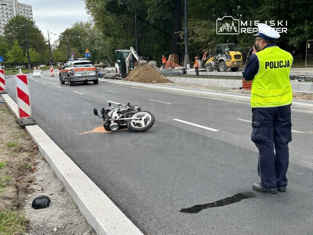 bir motosiklet surucusu yeniden insa edilmekte olan marsza kowska caddesi nde bir yayaya carpti cadde trafige kapatildi 11808