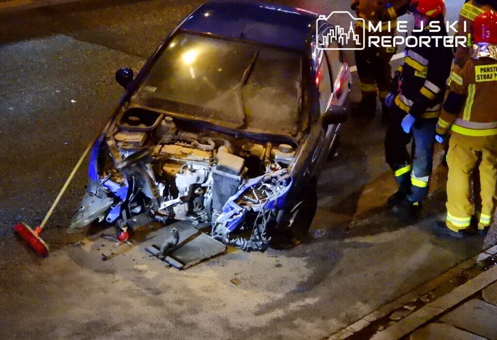 Bir peugeot sürücüsü bariyerlere çarptı. Ekipler olay yerinde çalışıyordu. 1 Bir peugeot surucusu bariyerlere carpti ekipler olay yerinde calisiyordu 14117