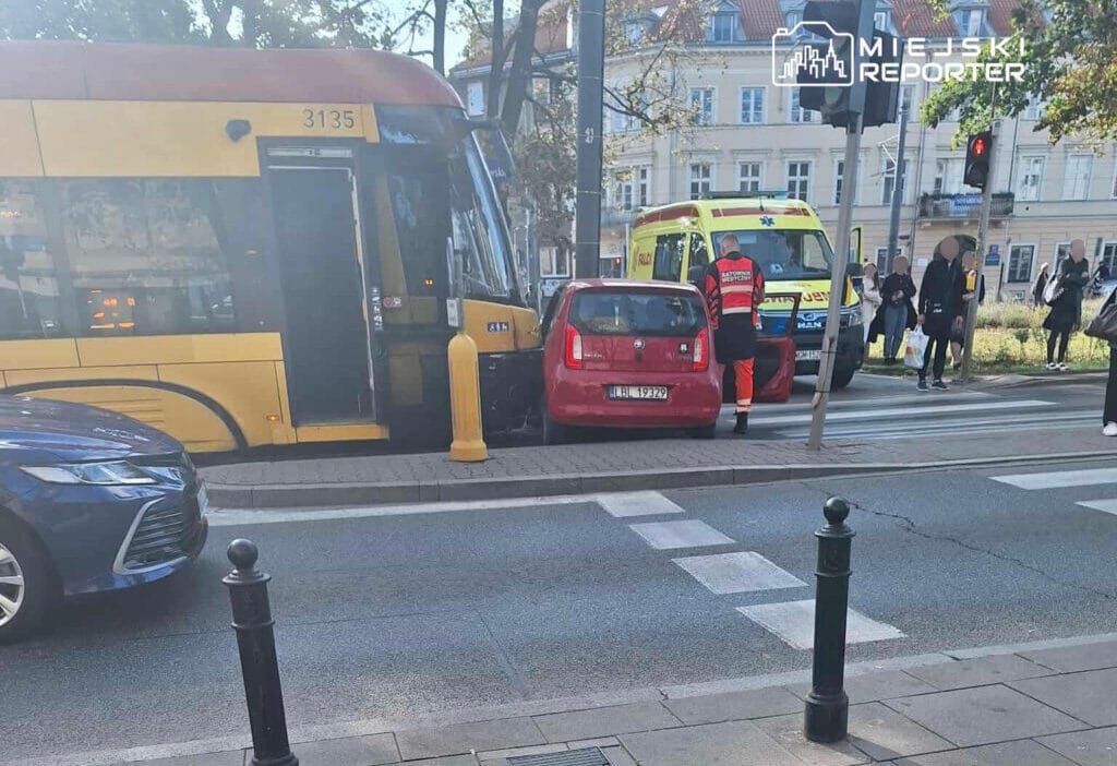 Bir skoda sürücüsü tramvayın altına girdi. Solidarności caddesi'nde tıkanan yaya geçidi 1 Bir skoda surucusu tramvayin altina girdi solidarno ci caddesi nde tikanan yaya gecidi 11523