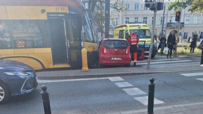 Bir skoda surucusu tramvayin altina girdi solidarno ci caddesi nde tikanan yaya gecidi 11523