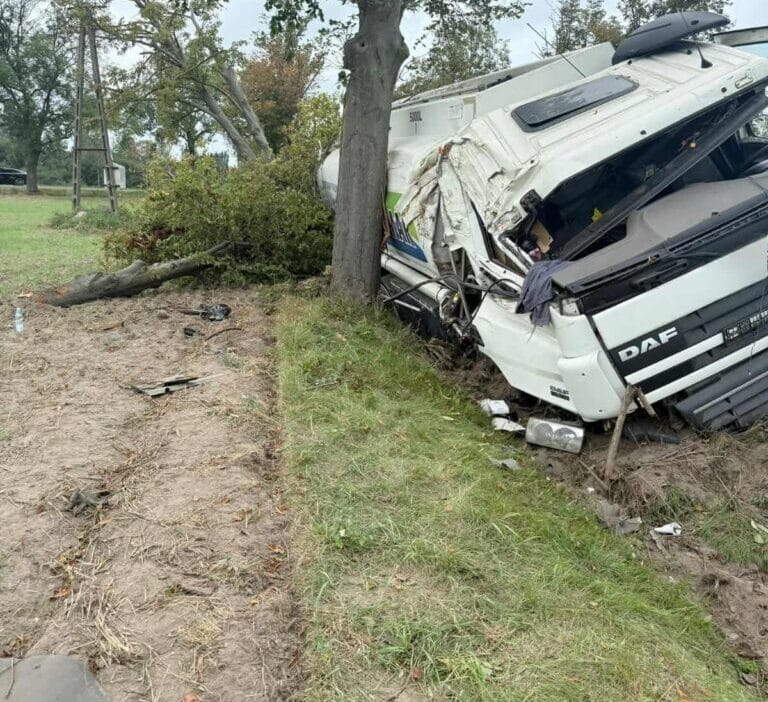 Bir tanker sürücüsü ağaçlara ve tabelalara çarptı. "büyük ihtimalle bir lastik patladı". 1 Bir tanker surucusu agaclara ve tabelalara carpti buyuk ihtimalle bir lastik patladi 8804