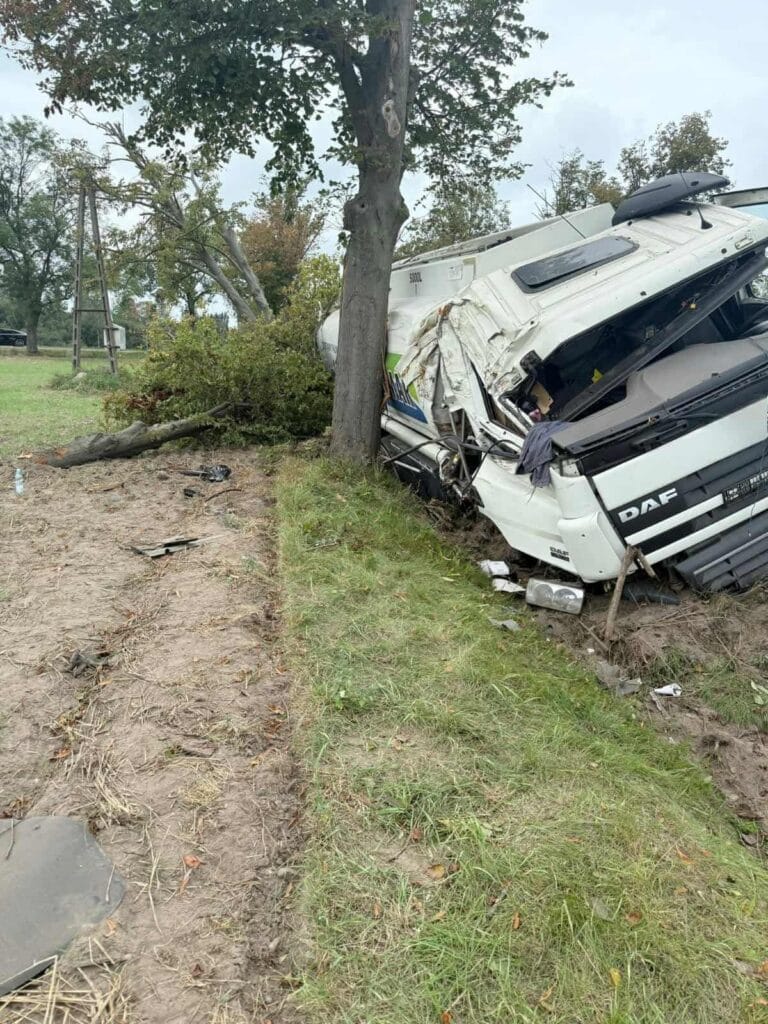 bir tanker surucusu agaclara ve tabelalara carpti buyuk ihtimalle bir lastik patladi 8804