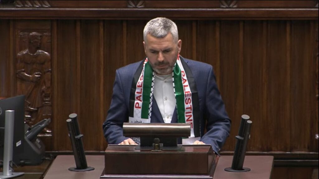 birlikte hareket eden bir milletvekili parlamento kursusune filistin renkleriyle cikti rados aw sikorski yi elestirdi 10061