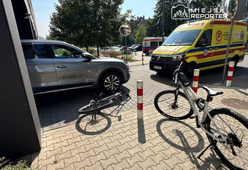 Bisiklet surucusu araba ile carpistiktan sonra yaralandi bisikletli kaldirimda gidiyordu araba garajdan cikiyordu 9245