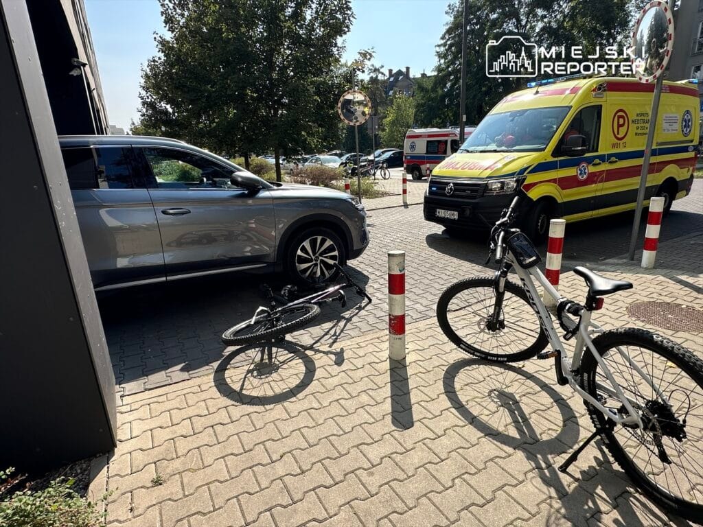 bisiklet surucusu araba ile carpistiktan sonra yaralandi bisikletli kaldirimda gidiyordu araba garajdan cikiyordu 9245