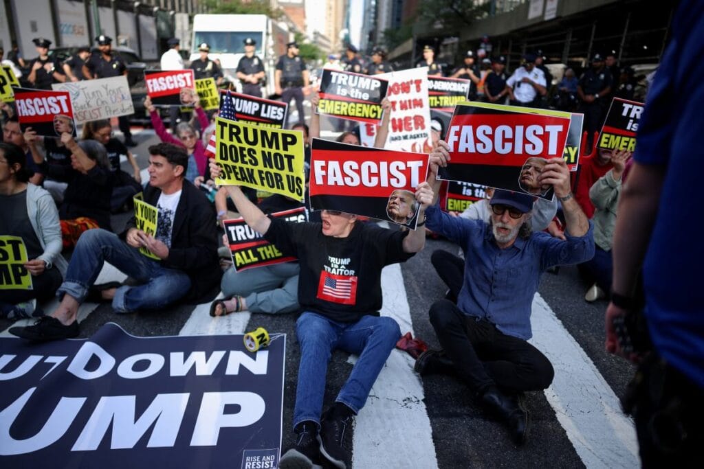 bm genel merkezi onunde trump karsiti protesto bir duzineden fazla kisi gozaltina alindi 12748