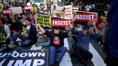 Bm genel merkezi onunde trump karsiti protesto bir duzineden fazla kisi gozaltina alindi 12748