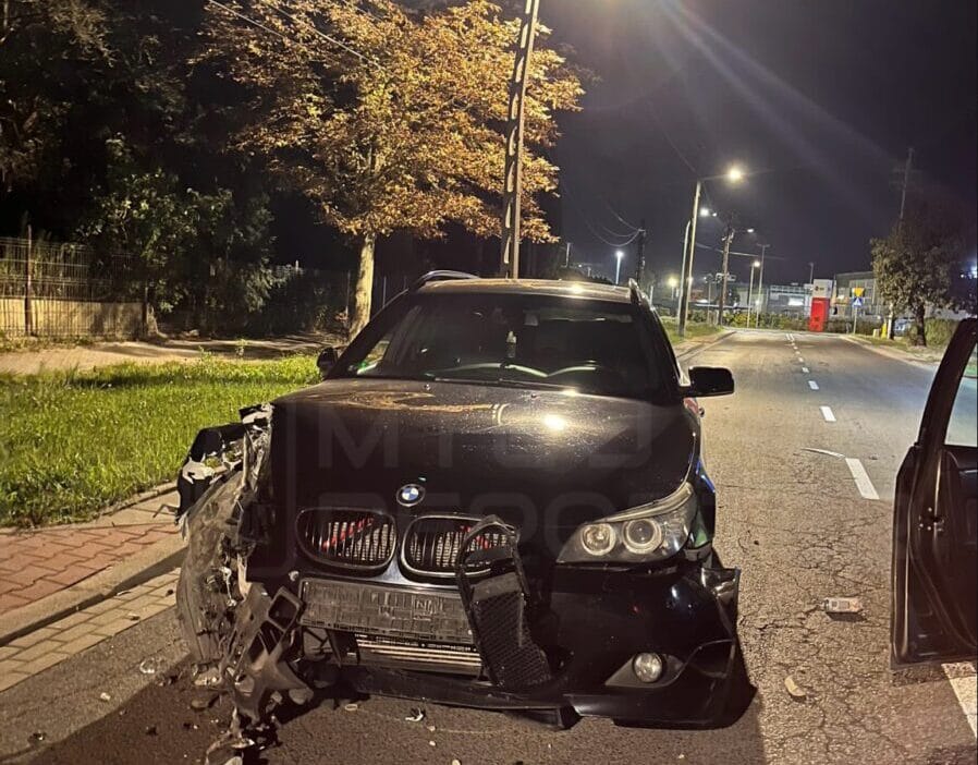 Bmw surucusu beton bir direge carpti araci terk etti ve yaya olarak kacti 13658