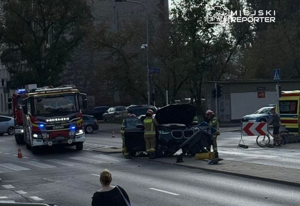 Bmw surucusu epileptik nobet gecirdi ve trafik isiklarina daldi 10367
