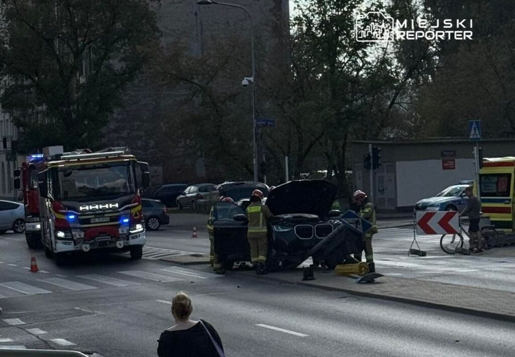 bmw surucusu epileptik nobet gecirdi ve trafik isiklarina daldi 10367
