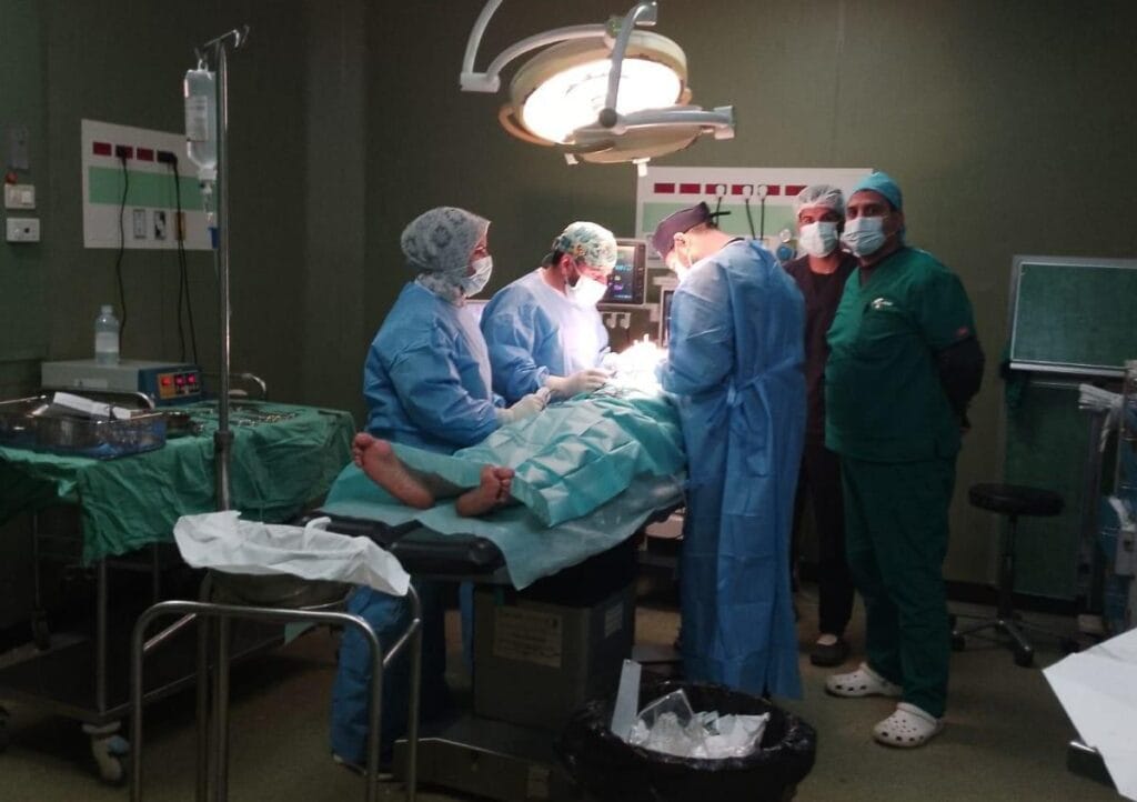 bu bir savas tibbi gazzeli doktor ilac ve malzeme olmadan her gun yaralilari nasil ameliyat ettiklerini anlatiyor 12538