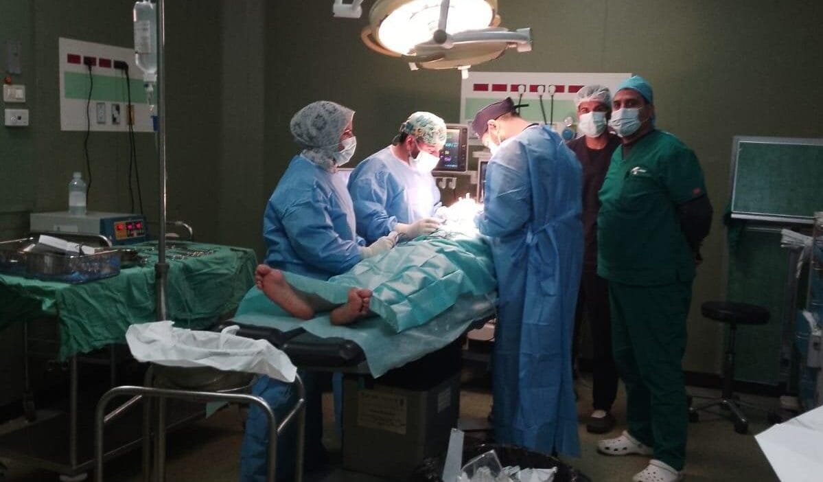 Bu bir savas tibbi gazzeli doktor ilac ve malzeme olmadan her gun yaralilari nasil ameliyat ettiklerini anlatiyor 12538