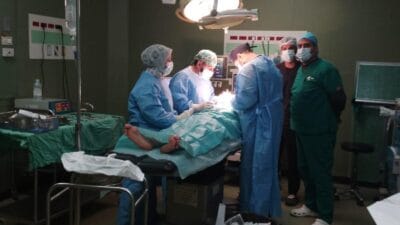 Bu bir savas tibbi gazzeli doktor ilac ve malzeme olmadan her gun yaralilari nasil ameliyat ettiklerini anlatiyor 12538