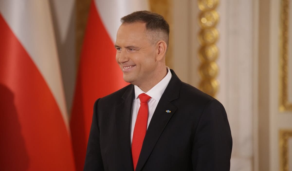 Bu nawrocki nin ilk kararlarindan biri olacakti ab bayragi ortadan kalkmisti bunun bir isaret oldugunu dusunuyorlardi 8702