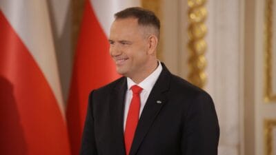 Bu nawrocki nin ilk kararlarindan biri olacakti ab bayragi ortadan kalkmisti bunun bir isaret oldugunu dusunuyorlardi 8702