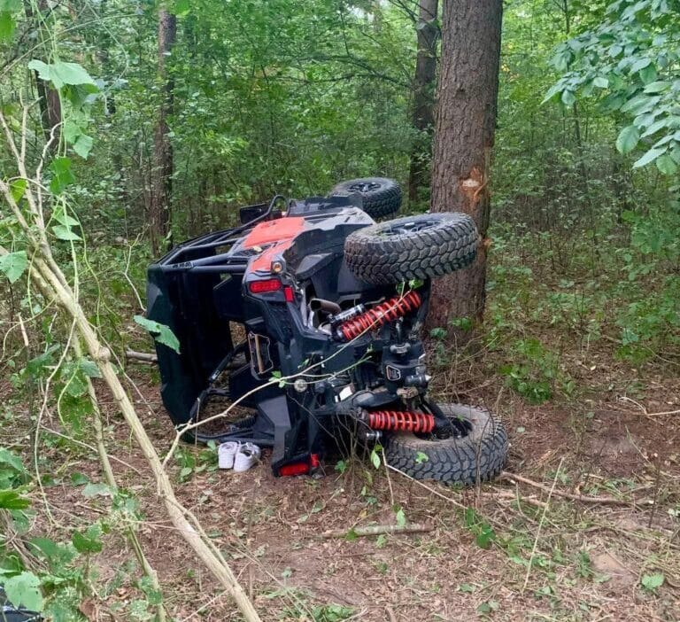 Buggy aracının sürücüsü kontrolü kaybederek bir ağaca çarptı. Biri araç tarafından ezilen 4 kişi yaralandı 1 Buggy aracinin surucusu kontrolu kaybederek bir agaca carpti biri arac tarafindan ezilen 4 kisi yaralandi 13715