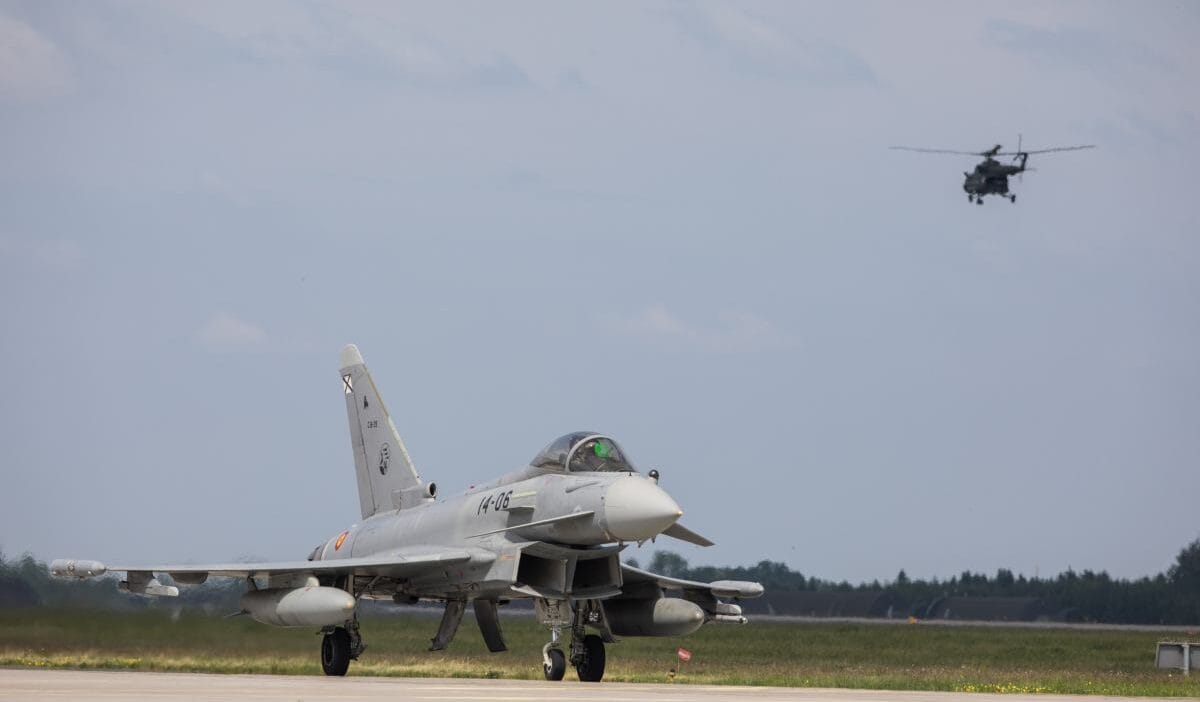 Buyuk polonya da guclu gumburtuler pencereler sallaniyordu bir an icin dehset kokusu vardi 9086