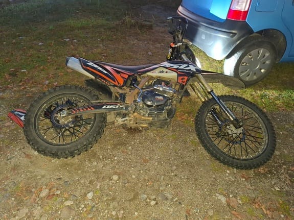 Çapraz bisikletli 15 yaşındaki çocuk polisten kaçıyor 1 Capraz bisikletli 15 yasindaki cocuk polisten kaciyor 9443