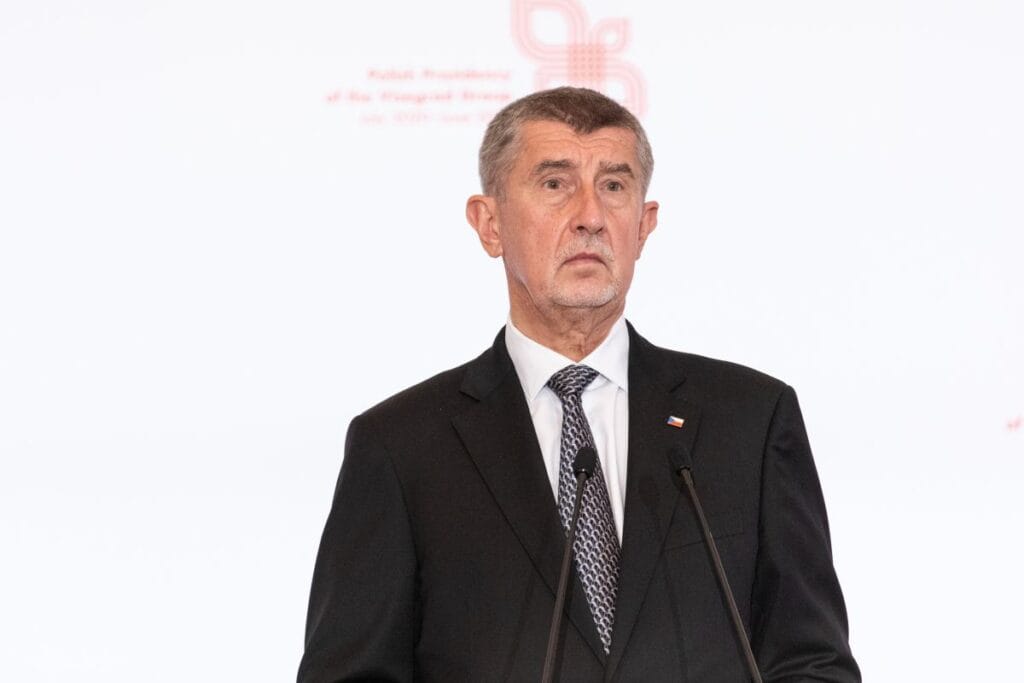 cek cumhuriyeti eski basbakanina saldiri politikaci hastaneye kaldirildi maviden bir civata gibi 8377