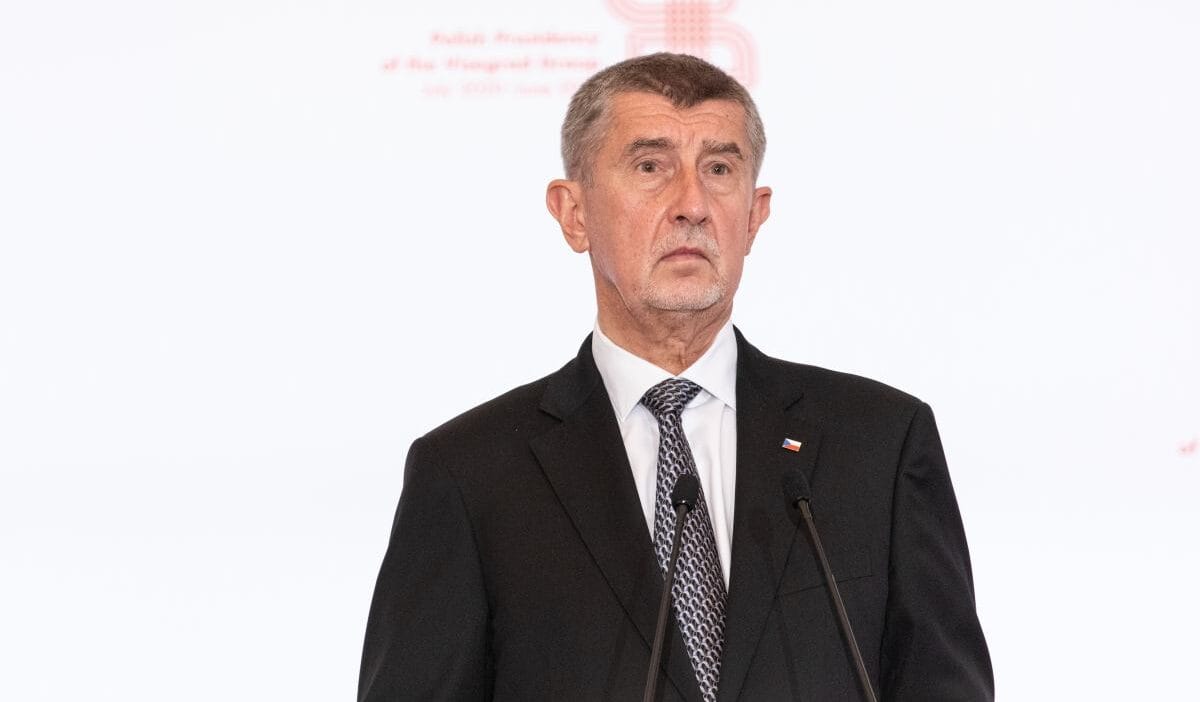 Çek cumhuriyeti eski başbakanına saldırı. Politikacı hastaneye kaldırıldı. "maviden bir cıvata gibi". 1 Cek cumhuriyeti eski basbakanina saldiri politikaci hastaneye kaldirildi maviden bir civata gibi 8377