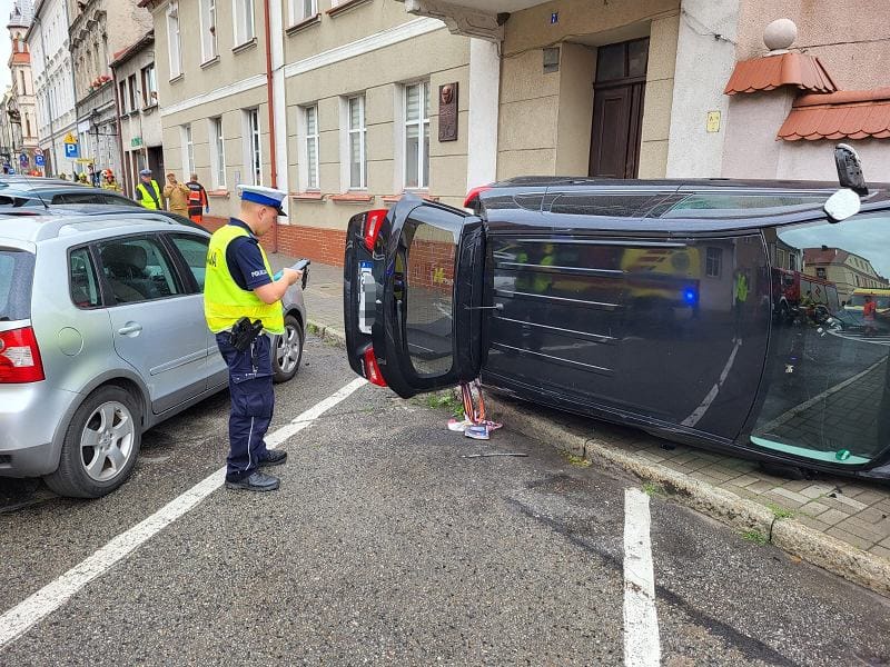 Chelmno. Sürücü kaldırıma çıktı ve beş kişiye çarptı. Polis çağrısı 1 Chelmno surucu kaldirima cikti ve bes kisiye carpti polis cagrisi 9452