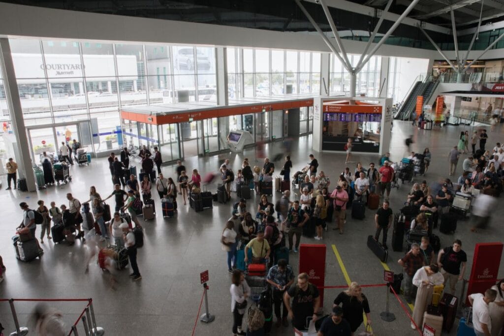 chopin havaalani tek bir kelime yeterliydi 35 yasinda para cezasi ve ucaga binis yasagi 13445