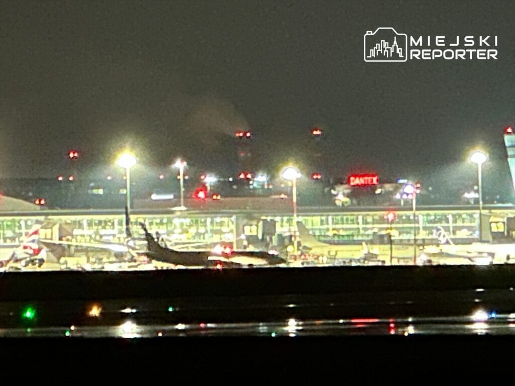 chopin havalimani uzerindeki hava sahasi gecici olarak kapatilmistir su anda herhangi bir ucus operasyonu gerceklestirilmemektedir 10106