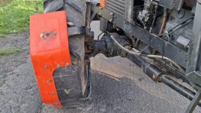 Ciftlik traktoru ile otomobil carpisti 2 yasindaki cocuk agir yaralandi yol kapandi 11622