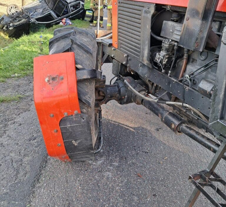 Ciftlik traktoru ile otomobil carpisti 2 yasindaki cocuk agir yaralandi yol kapandi 11622