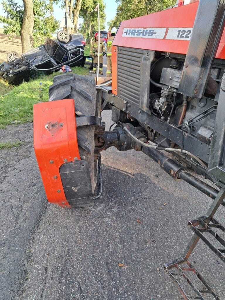 ciftlik traktoru ile otomobil carpisti 2 yasindaki cocuk agir yaralandi yol kapandi 11622