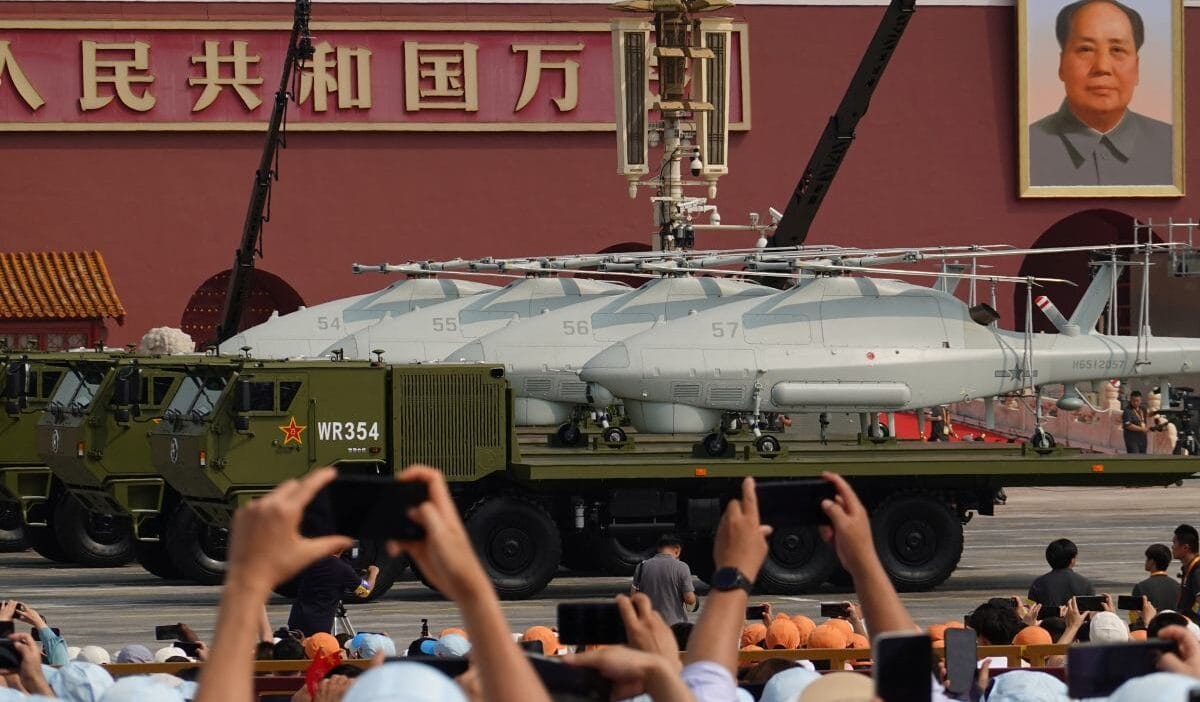 Cinli yoldaslar kizil meydan i buyuk olcude golgede birakti en buyuk gecit toreni ve haber denizi 8864