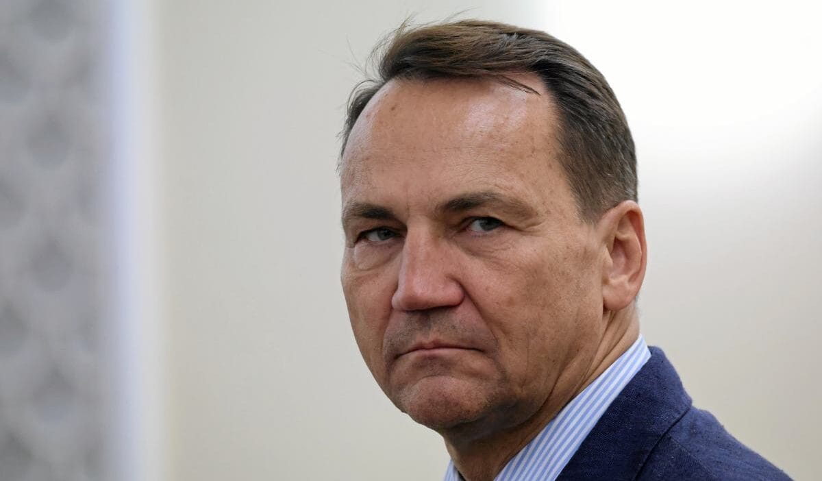 Cumhurbaskanligi bakani sikorski ye sert cikti terbiyesizlik sinirinda kustahlik 10779