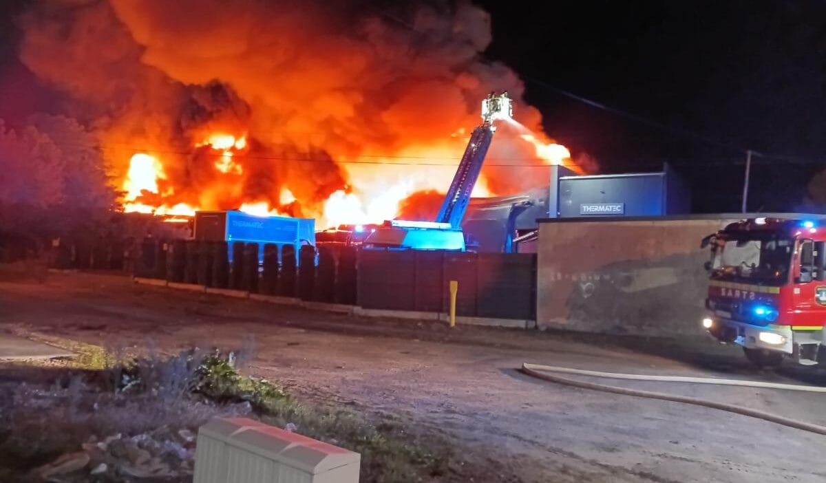 Czeladź'da büyük yangın. Belediye polisi bir uyarı yayınladı 1 Czelad da buyuk yangin belediye polisi bir uyari yayinladi 11481