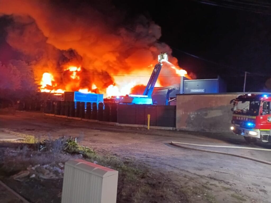 czeladz da cikan buyuk yangin gece saatlerinde kontrol altina alindi belediye polisi bir uyari yayinladi 11493