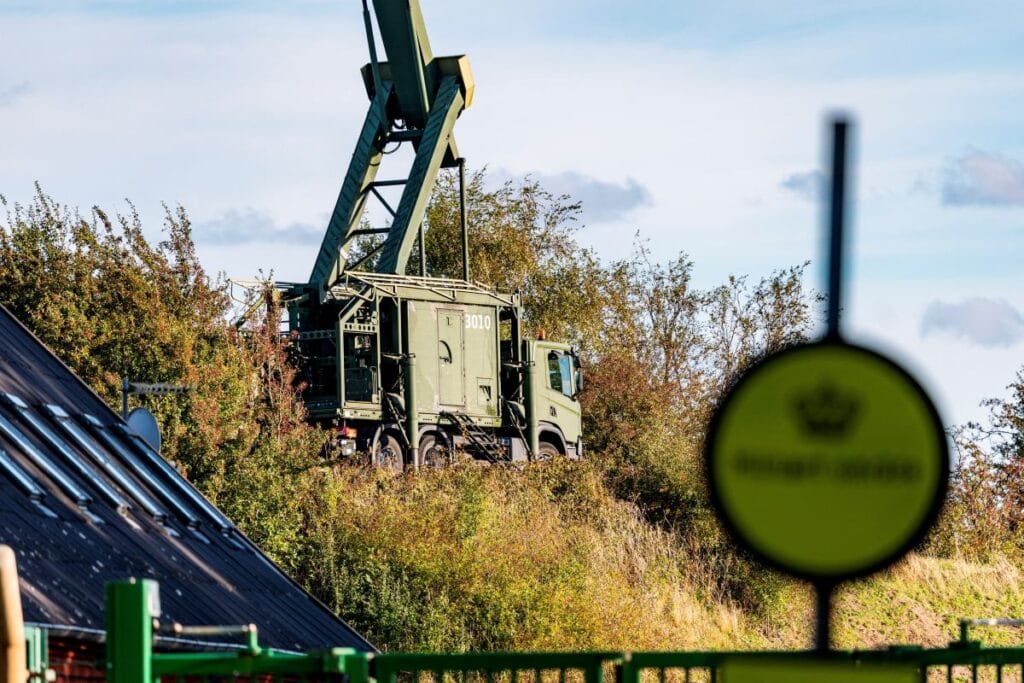 danimarka da bir askeri ussun uzerinde dronlar 13487