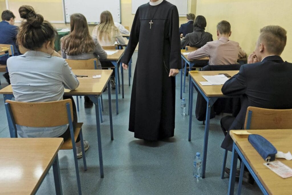 din egitimi derslerinde yeni bir yol sadece okulda degil kilisenin bir plani var 9209