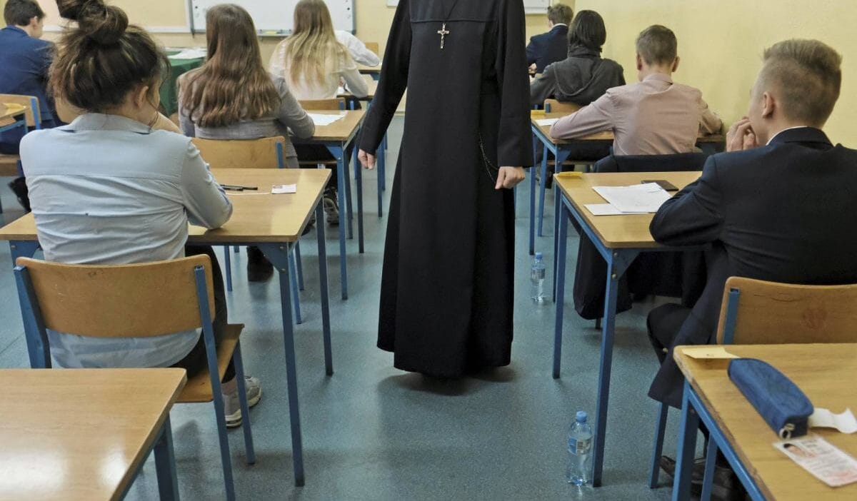 Din egitimi derslerinde yeni bir yol sadece okulda degil kilisenin bir plani var 9209